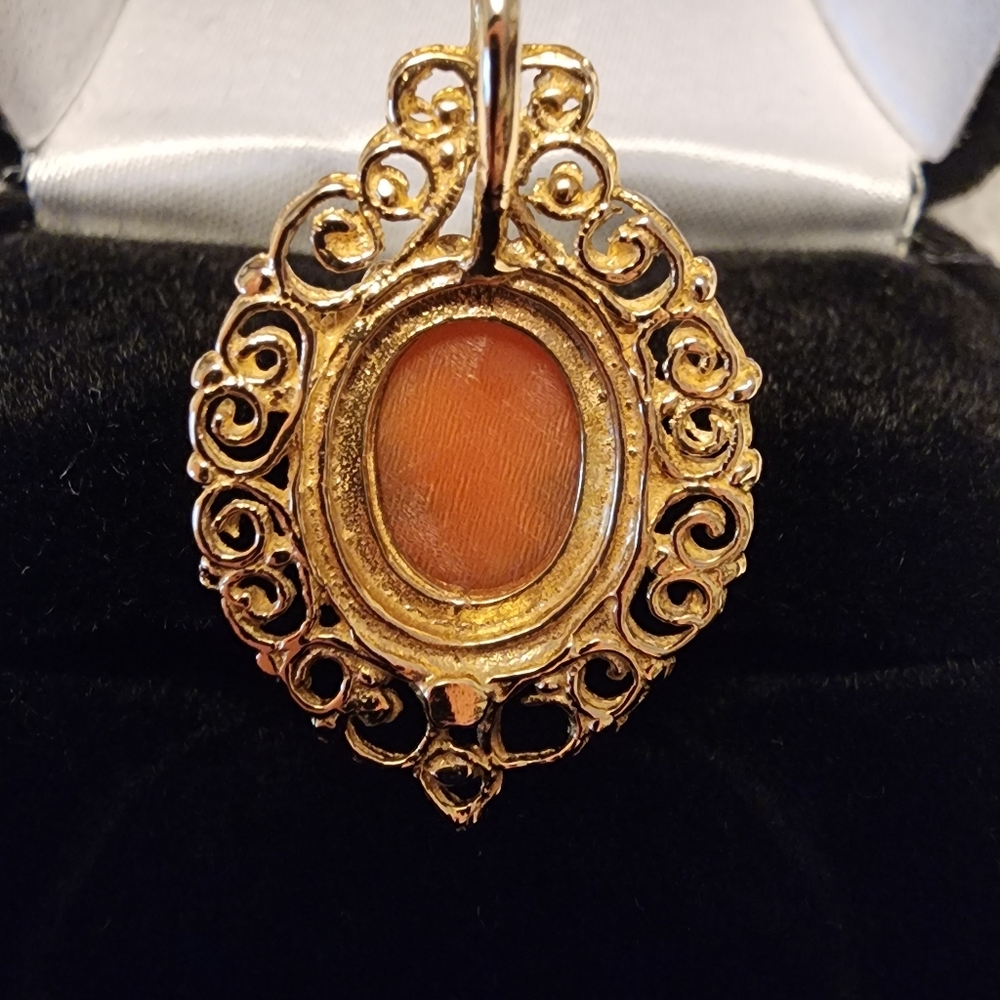 Elegant Gold Cameo Pendant - Picture 4 of 8
